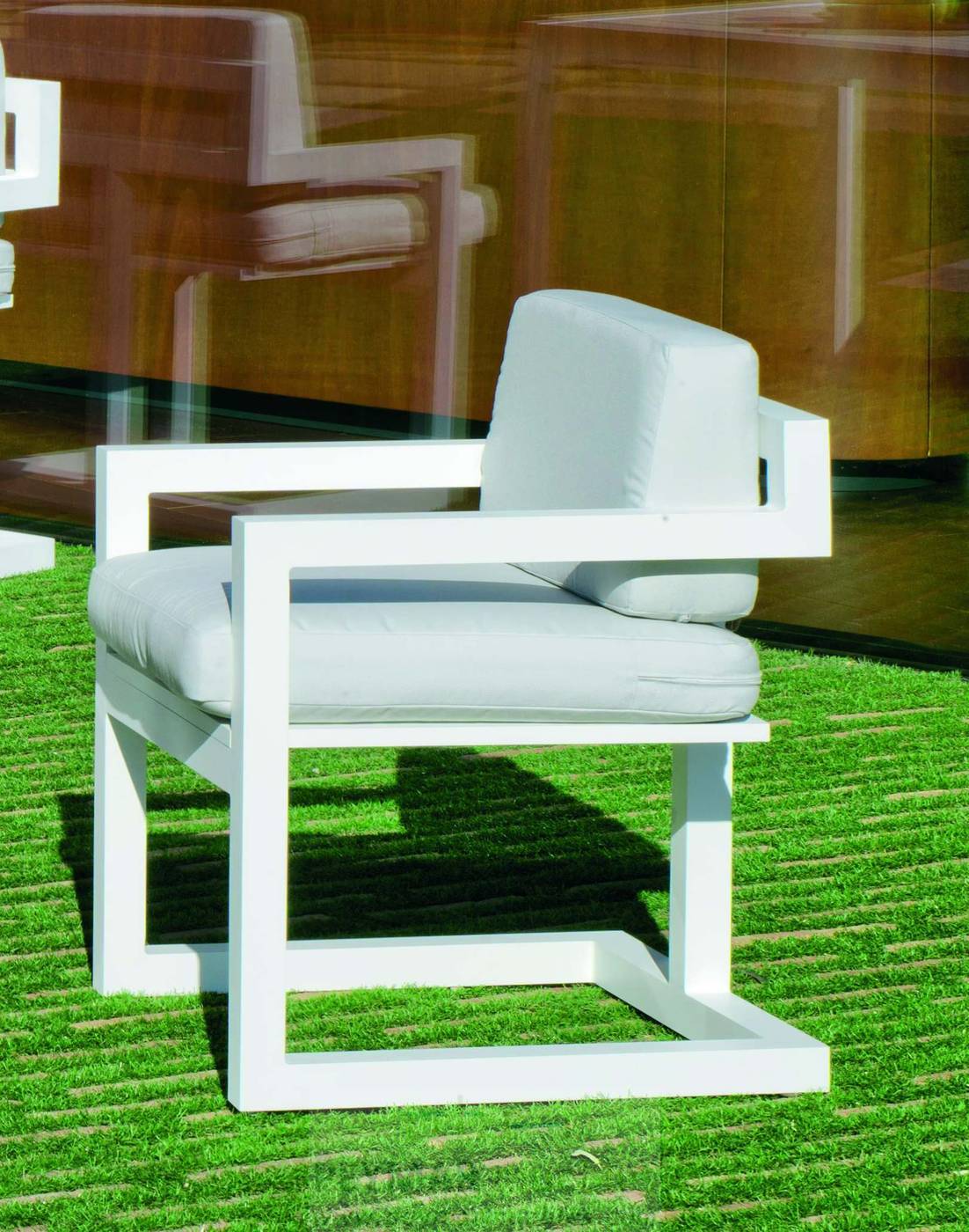 Sillón comedor para jardín o terraza. Estructura, asiento y respaldo de aluminio